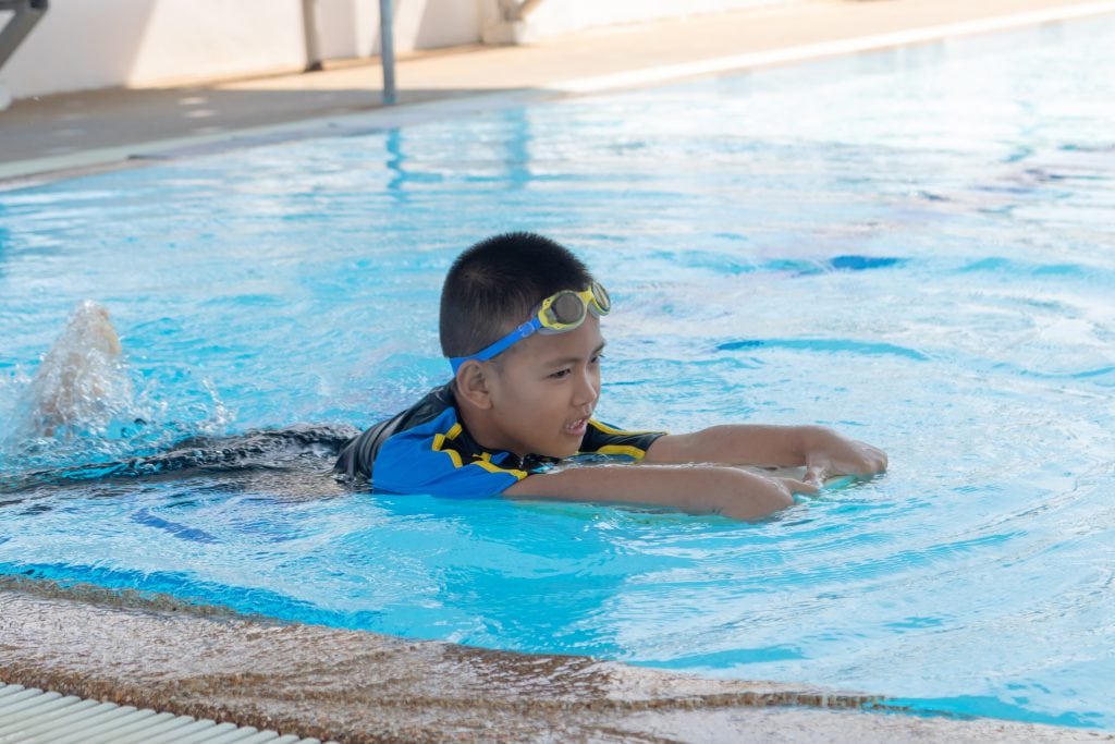 kids-swimming-lesson-kick-glide-kick